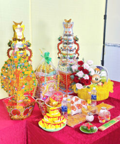 Alternative view of Bộ lễ trung trái cây nhập hoa hồng đỏ, bánh túi tiền